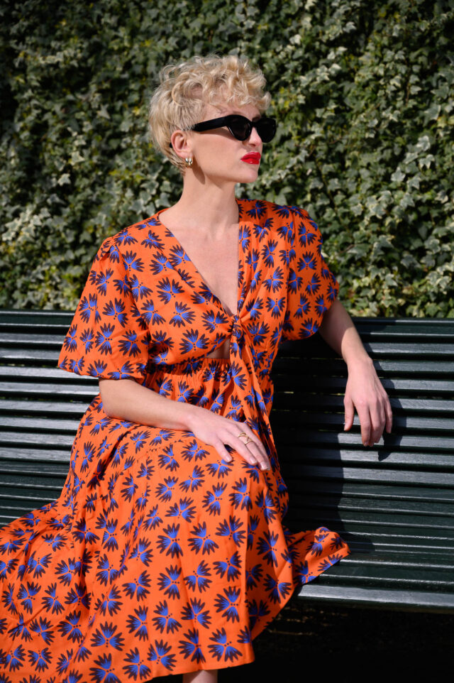 Nevice - Robe orange à fleurs bleues