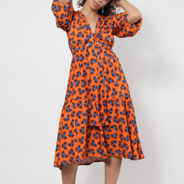 Nevice - Robe orange à fleurs bleues
