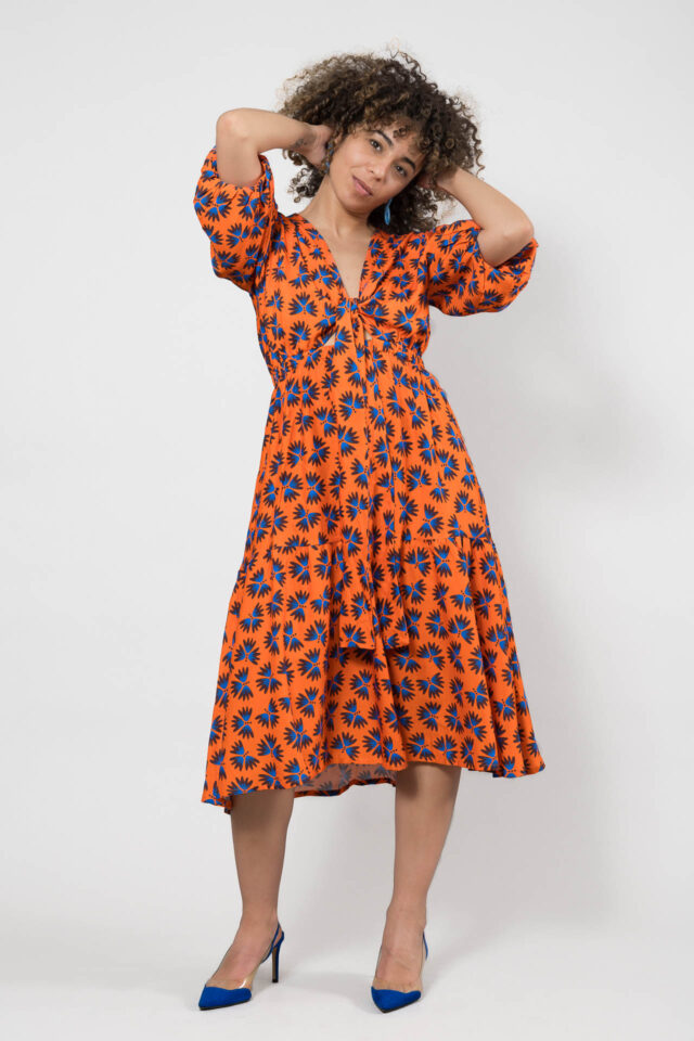 Nevice - Robe orange à fleurs bleues