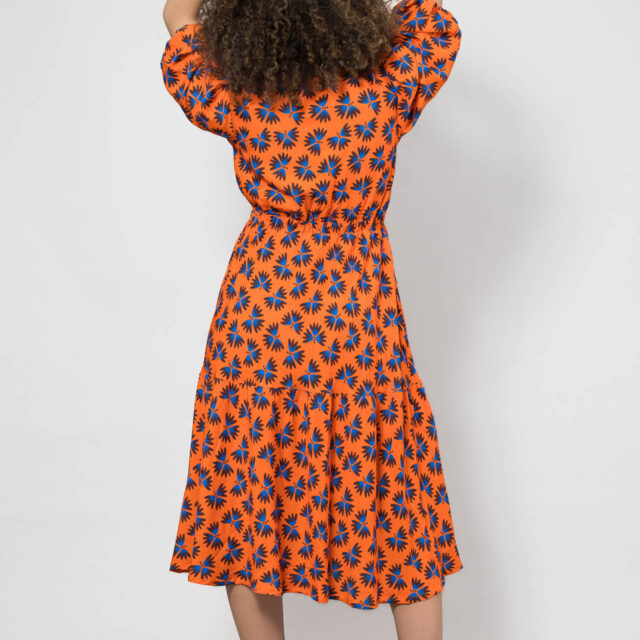Nevice - Robe orange à fleurs bleues