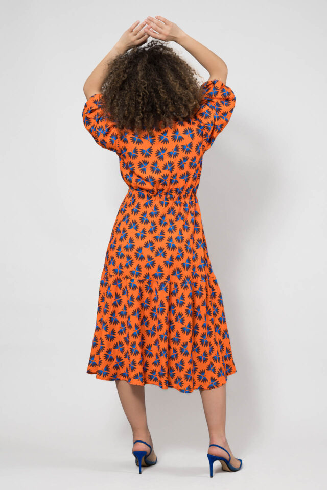 Nevice - Robe orange à fleurs bleues