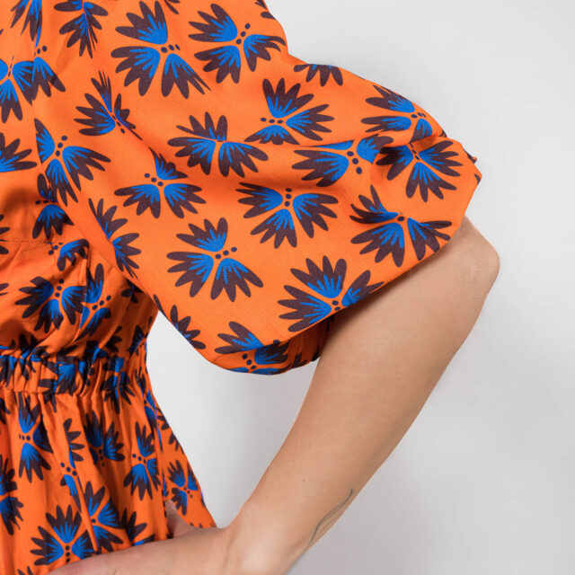 Nevice - Robe orange à fleurs bleues