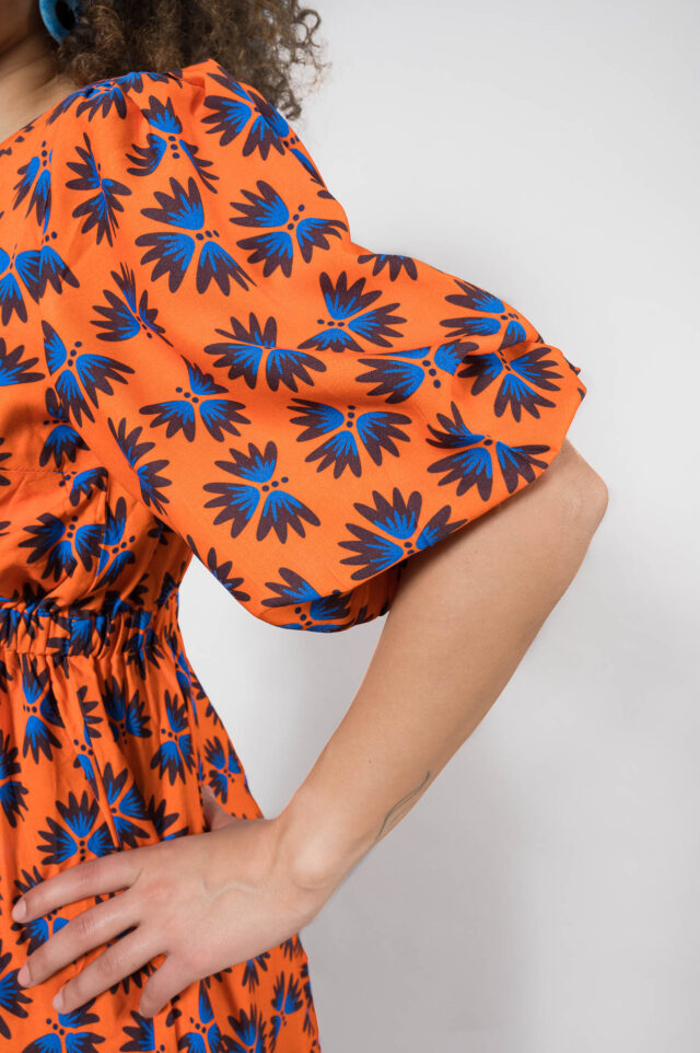 Nevice - Robe orange à fleurs bleues