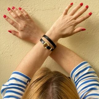 Bracelet En Cuir Noir et Fermoir Doré par la marque MAISON MALLOW MAISON MALLOW - Bracelet En Cuir Noir et Fermoir Doré