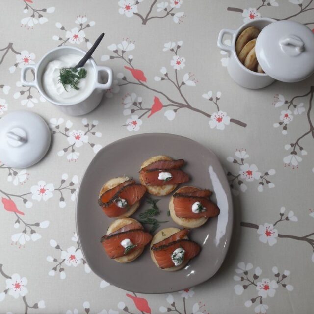 Chemin de table Cerisier taupe/corail par la marque Fleur de Soleil Fleur de Soleil - Chemin de table Cerisier taupe/corail