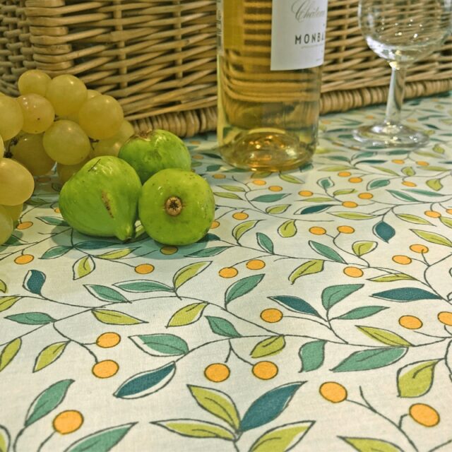 Chemin de table Tilleul vert par la marque Fleur de Soleil Fleur de Soleil - Chemin de table Tilleul vert