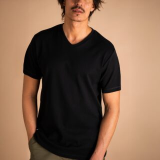 Le t-shirt Propre - Le t-shirt en coton bio – Col V – Noir