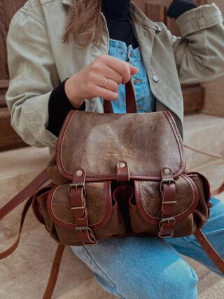 Sac à Dos en Cuir Vieilli Marron – Explorateur par la marque Maison Rottier Maison Rottier - Sac à Dos en Cuir Vieilli Marron – Explorateur