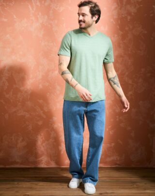 T-shirt col V 100% Lin – Sauge – Homme par la marque Maison Lemahieu Maison Lemahieu - T-shirt col V 100% Lin – Sauge – Homme