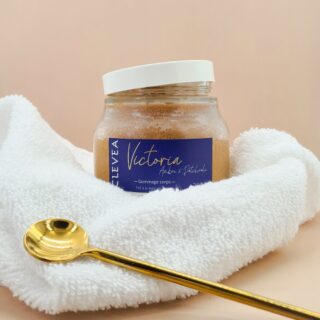 Victoria – Gommage corps “Ambre Patchouli” par la marque CLEVEA CLEVEA - Victoria – Gommage corps “Ambre Patchouli”