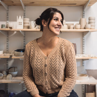 Jennifer Tournaire, céramiste alsacienne, de Rosheim, devant sa vaisselle artisanale fabriquée à la main en France.