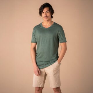 Le t-shirt col V en lin français – Vert olive par la marque Le t-shirt Propre Le t-shirt Propre - Le t-shirt col V en lin français – Vert olive
