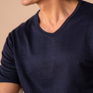 Le t-shirt col V en lin français – Marine par la marque Le t-shirt Propre Le t-shirt Propre - Le t-shirt col V en lin français – Marine