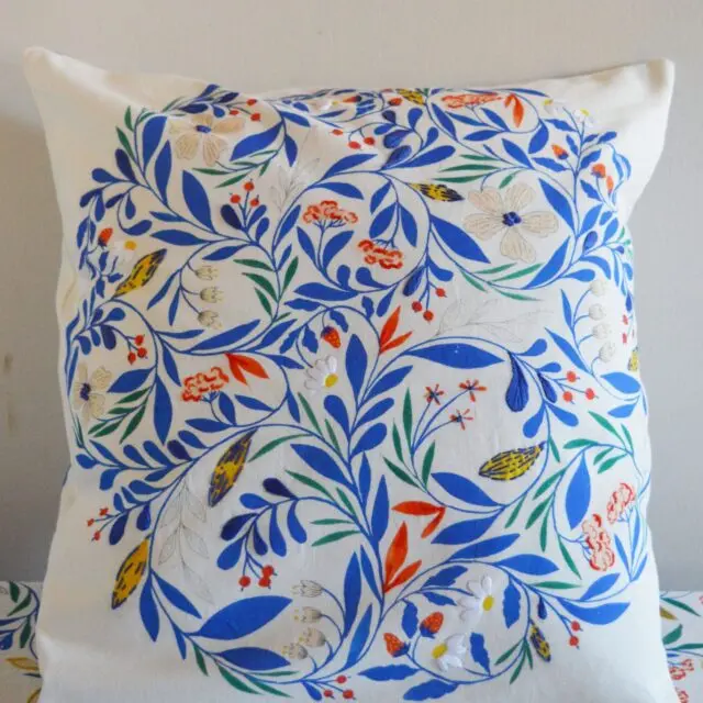 Maison Primavera - Coussin Primula brodé main – Jardin fleuri