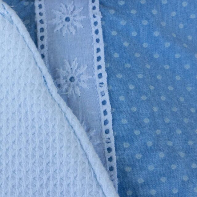 Maison Mallow - Bavoir Bleu Broderie Anglaise - Prototype