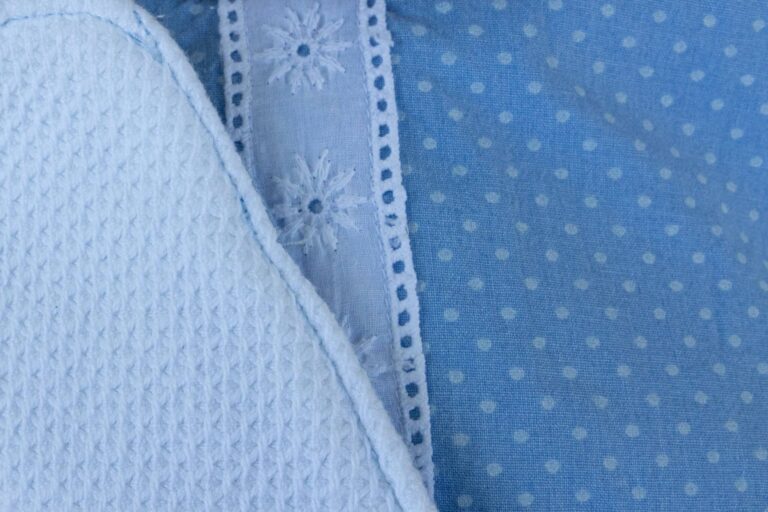 Maison Mallow - Bavoir Bleu Broderie Anglaise - Prototype