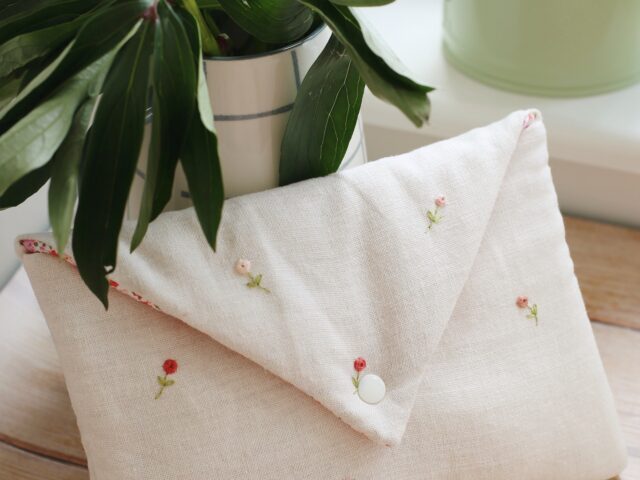 Des fils et des mots - La housse brodée « Les soeurs Brontë » - Format poche