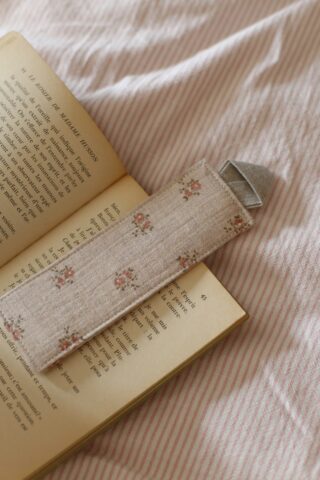 Marque-page « À l’ombre des jeunes filles en fleurs de Marcel Proust » par la marque Des fils et des mots Des fils et des mots - Marque-page « À l’ombre des jeunes filles en fleurs de Marcel Proust »