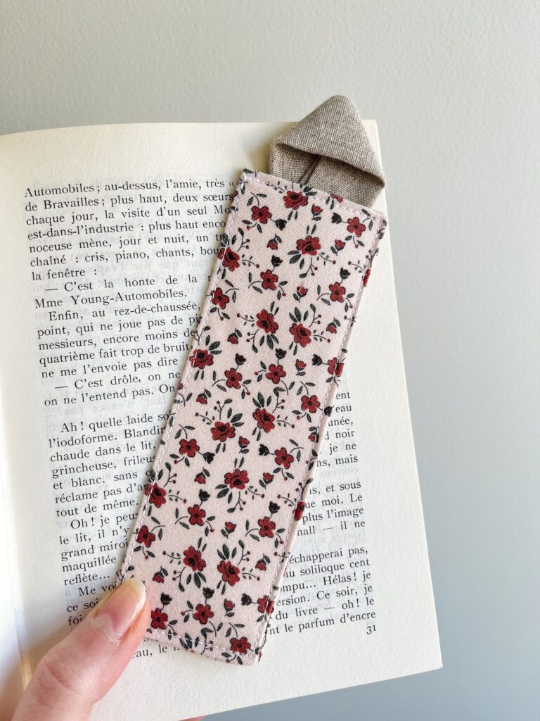 Des fils et des mots - Marque-page « Fleurs roses prunes »