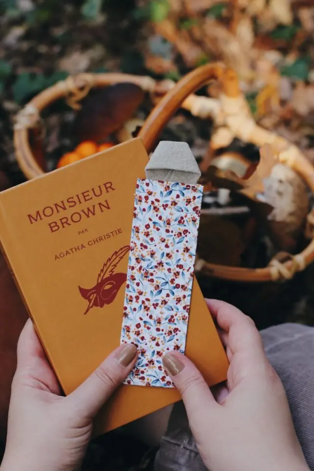 Marque-page « La maison biscornue d’Agatha Christie » par la marque Des fils et des mots Des fils et des mots - Marque-page « La maison biscornue d’Agatha Christie »