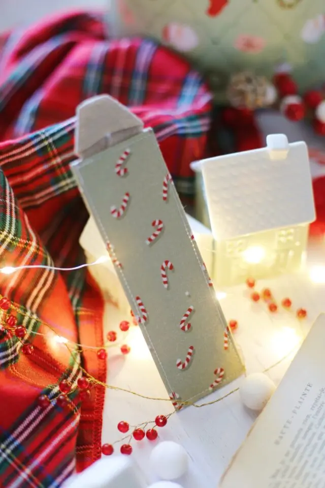 Marque-page « Le Noël d’Hercule Poirot d’Agatha Christie » par la marque Des fils et des mots Des fils et des mots - Marque-page « Le Noël d’Hercule Poirot d’Agatha Christie »