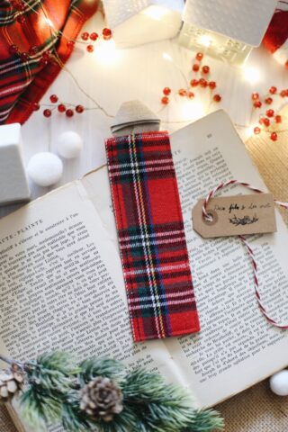 Marque-page « Le sapin d’Hans Christian Andersen » par la marque Des fils et des mots Des fils et des mots - Marque-page « Le sapin d’Hans Christian Andersen »