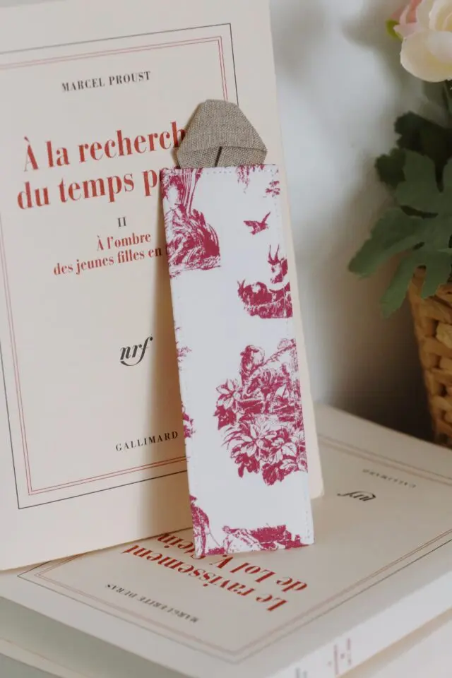 Marque-page « Les Dames de Marlow enquêtent » – Les Editions La Martinière x Des fils et des mots par la marque Des fils et des mots Des fils et des mots - Marque-page « Les Dames de Marlow enquêtent » – Les Editions La Martinière x Des fils et des mots