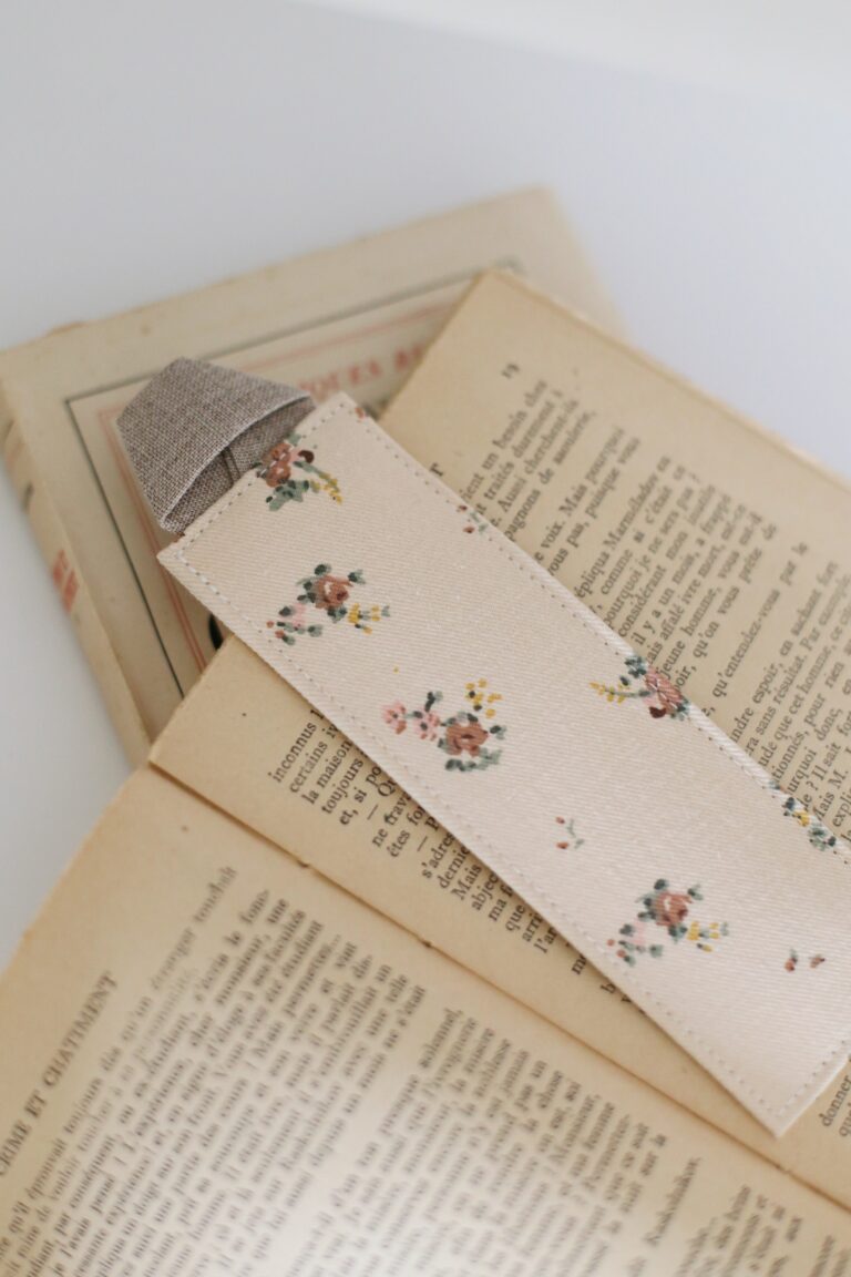 Des fils et des mots - Marque-page « Les Misérables de Victor Hugo »