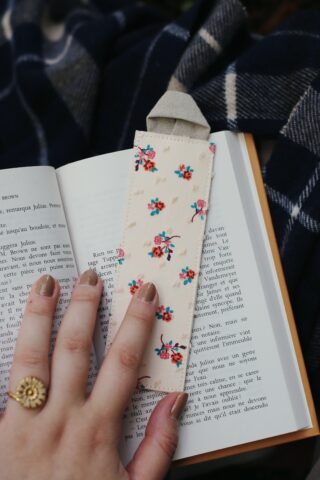 Marque-page « Les pendules d’Agatha Christie » par la marque Des fils et des mots Des fils et des mots - Marque-page « Les pendules d’Agatha Christie »