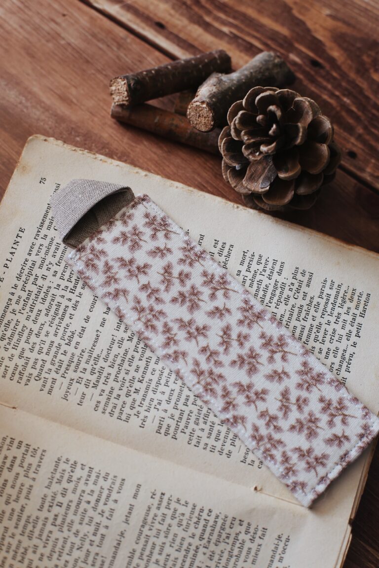 Des fils et des mots - Marque-page « Miss Marple au club du Mardi d'Agatha Christie »