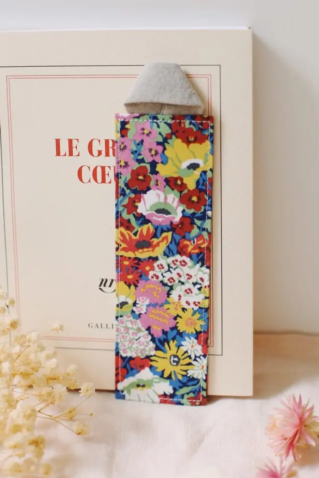 Marque-page « Shirley d’Agnès Brontë » – Tissu Liberty London par la marque Des fils et des mots Des fils et des mots - Marque-page « Shirley d’Agnès Brontë » – Tissu Liberty London