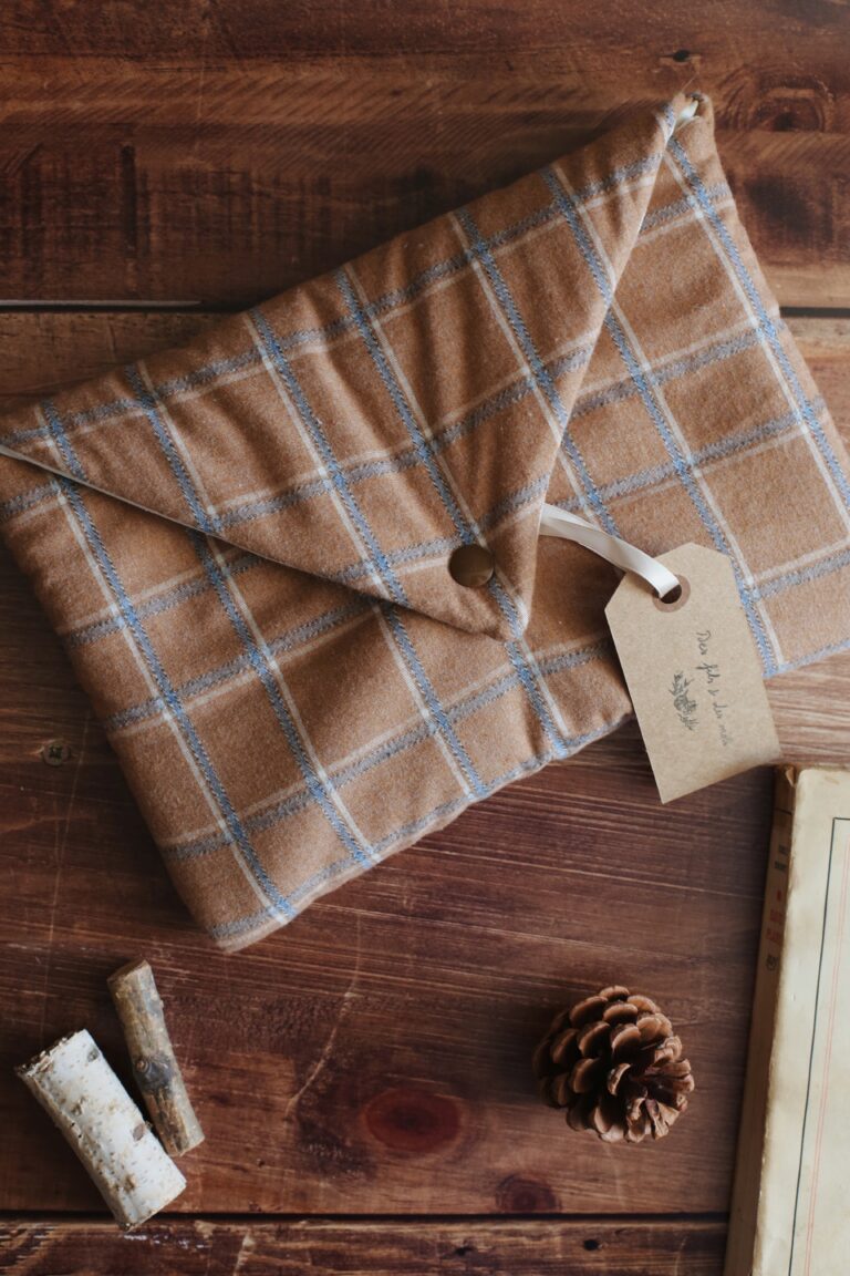 Des fils et des mots - Housse « L’homme au complet marron d’Agatha Christie » - plusieurs formats