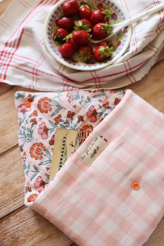 Housse « La Parure de Guy de Maupassant » – plusieurs formats par la marque Des fils et des mots Des fils et des mots - Housse « La Parure de Guy de Maupassant » – plusieurs formats