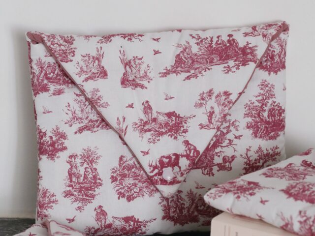 Des fils et des mots - Housse pour livre « Toile de Jouy » framboise - plusieurs formats