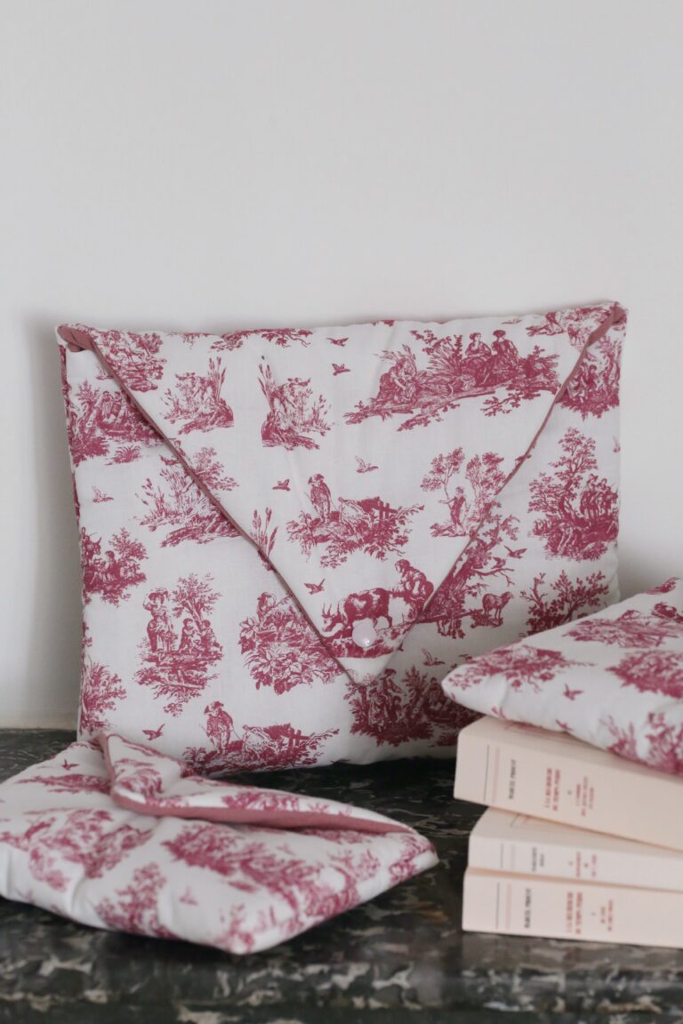 Des fils et des mots - Housse pour livre « Toile de Jouy » framboise - plusieurs formats