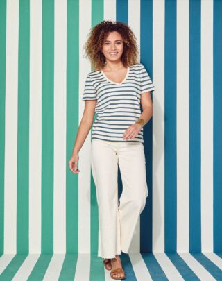 Marinière – Rayure Bleu pétrole / Ecru – Col V – Blanc – Femme par la marque Maison Lemahieu Maison Lemahieu - Marinière – Rayure Bleu pétrole / Ecru – Col V – Blanc – Femme