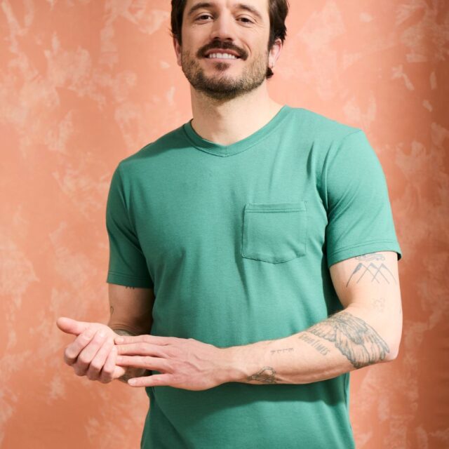 Lemahieu - T-shirt coton modal à poche - Vert Anglais - Col V - Homme