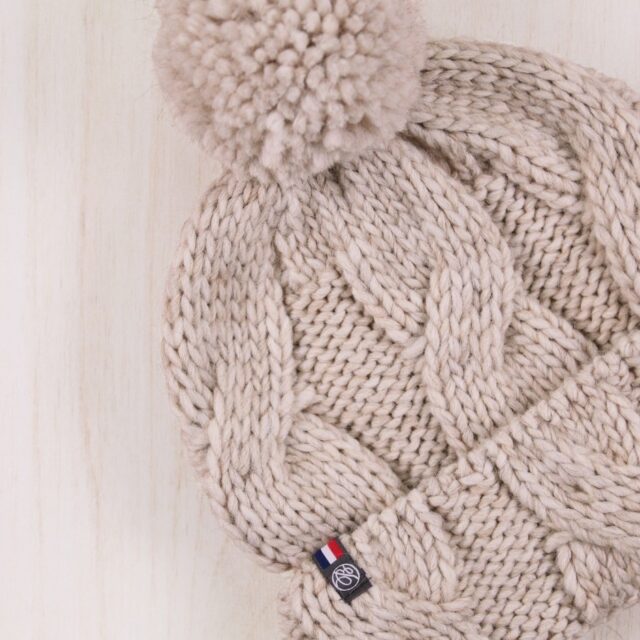 Maison Bonnefoy - Bonnet Cyrielle avec pompon Ficelle (Colombe)