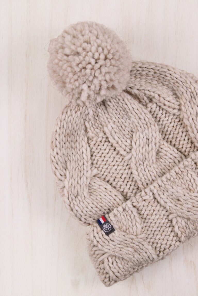 Maison Bonnefoy - Bonnet Cyrielle avec pompon Ficelle (Colombe)