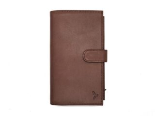 Compagnon “Luxe” en cuir marron – 3 volets avec patte – PM-026-01 par la marque La Guêpe La Guêpe - Compagnon “Luxe” en cuir marron – 3 volets avec patte – PM-026-01