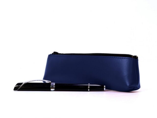 Lavoisier Maroquinier - Petite trousse triangle en cuir bleu cobalt