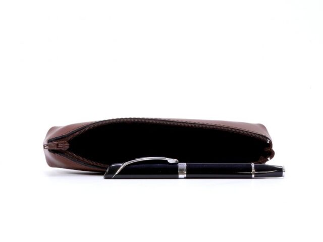 Lavoisier Maroquinier - Petite trousse triangle en cuir marron