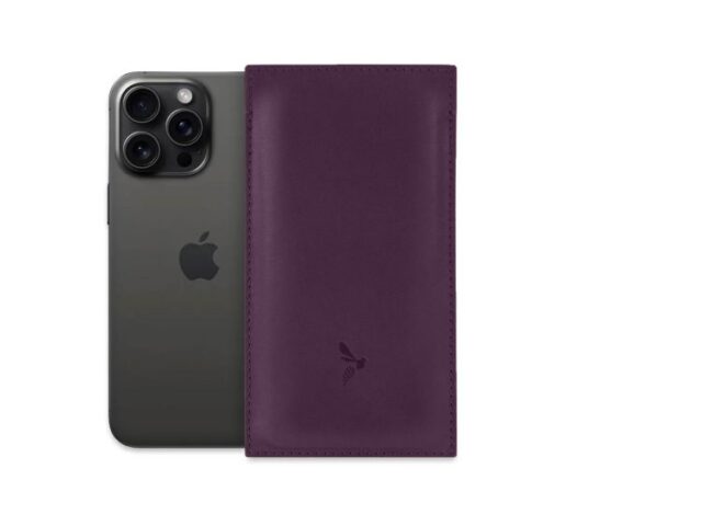 La Guêpe - Pochette iPhone 14 Pro en cuir myrtille – PM-049-01 Sans personnalisation