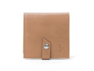 Porte-monnaie carré à rabat en cuir caramel – 012 par la marque La Guêpe La Guêpe - Porte-monnaie carré à rabat en cuir caramel – 012