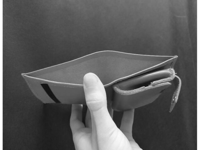 La Guêpe - Petite Maroquinerie - Porte-monnaie carré à rabat en cuir noir - 012