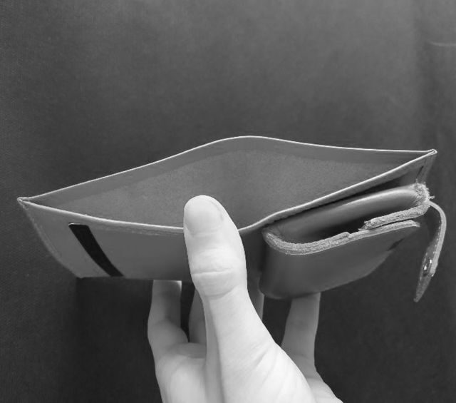 La Guêpe - Petite Maroquinerie - Porte-monnaie carré à rabat en cuir taupe - 012