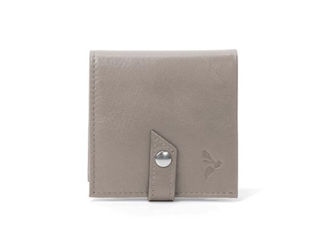 Porte-monnaie carré à rabat en cuir taupe – 012 par la marque La Guêpe La Guêpe - Porte-monnaie carré à rabat en cuir taupe – 012