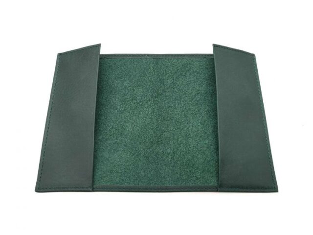 La Guêpe - Petite Maroquinerie - Porte passeport en cuir vert - B41