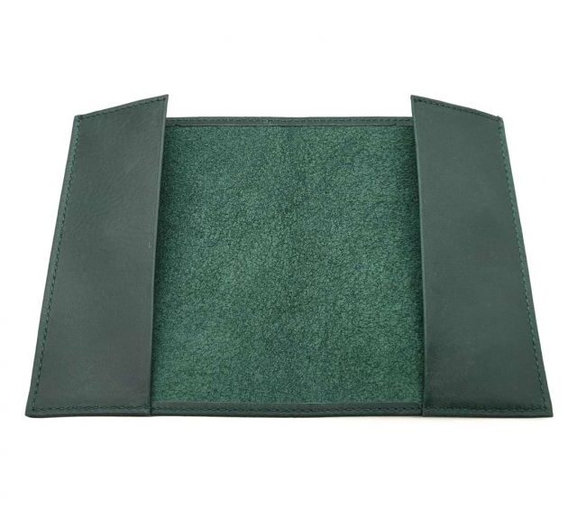 La Guêpe - Petite Maroquinerie - Porte passeport en cuir vert - B41