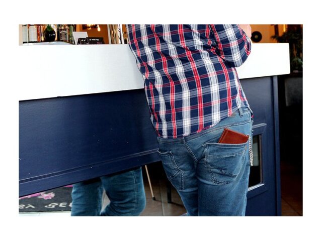 La Guêpe - Petite Maroquinerie - Portefeuille chaînette en cuir marron - 336